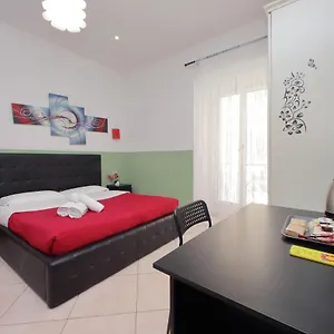 https://dandi-domus.it-romehotels.com
